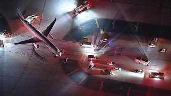 Avião da American Airlines bate em ônibus no terminal de Los Angeles