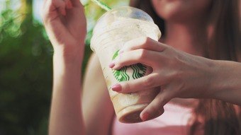 Casal perde viagem após atendente cobrar R$ 20 mil em dois cafés no Starbucks
