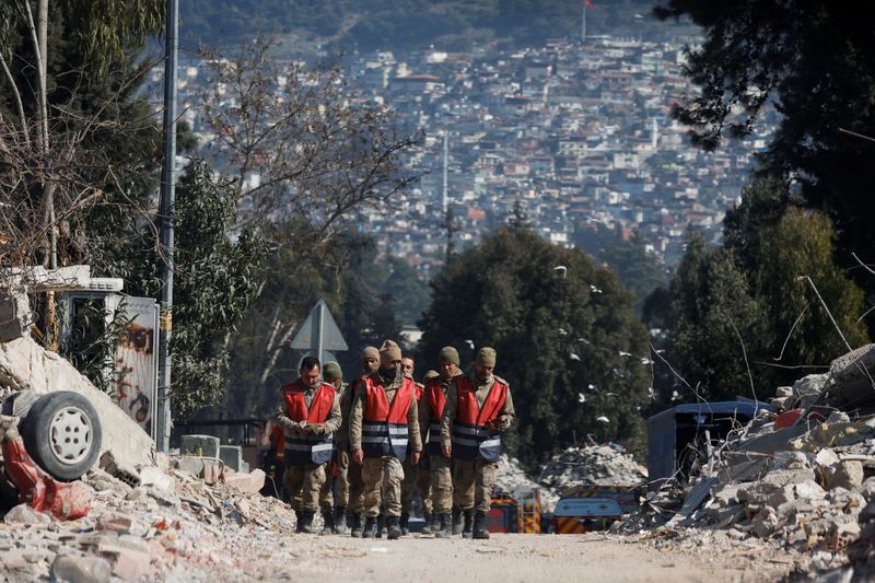 Adolescente é resgatada de escombros na Turquia 10 dias após terremoto - ISTOÉ DINHEIRO