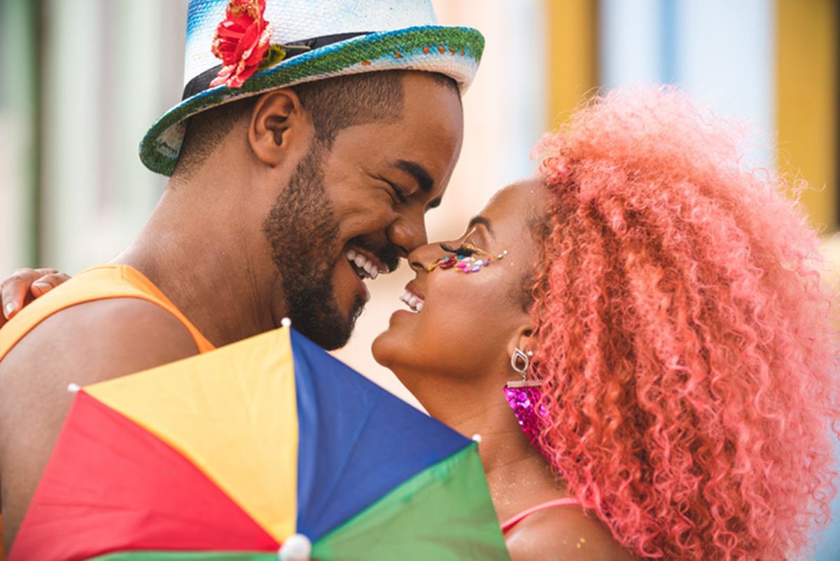 Carnaval aumenta transmissão de vírus pelo beijo| Metrópoles
