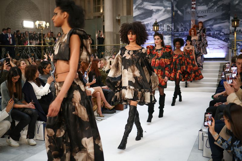 Londres dá início à Fashion Week dedicada a Vivienne Westwood - ISTOÉ DINHEIRO