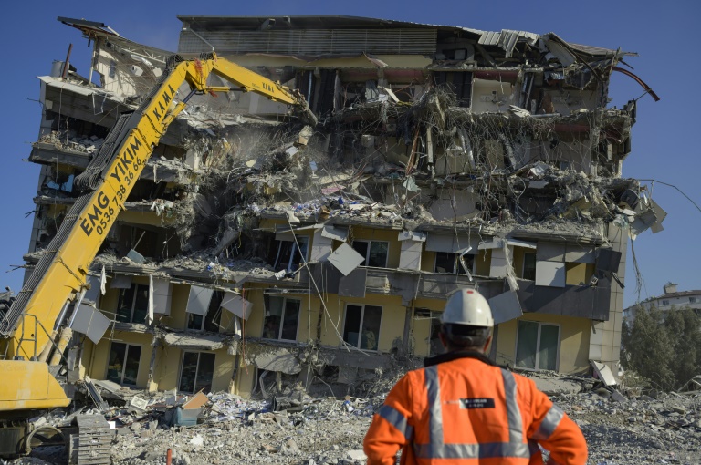 Socorristas turcos encontram sobreviventes 13 dias após terremoto - ISTOÉ DINHEIRO