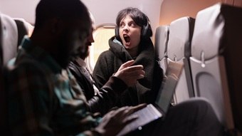 Mulher rouba assento no avião e passageiro se vinga chutando a cadeira dela durante todo o voo 