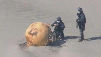 Esfera misteriosa de metal é encontrada em praia no Japão