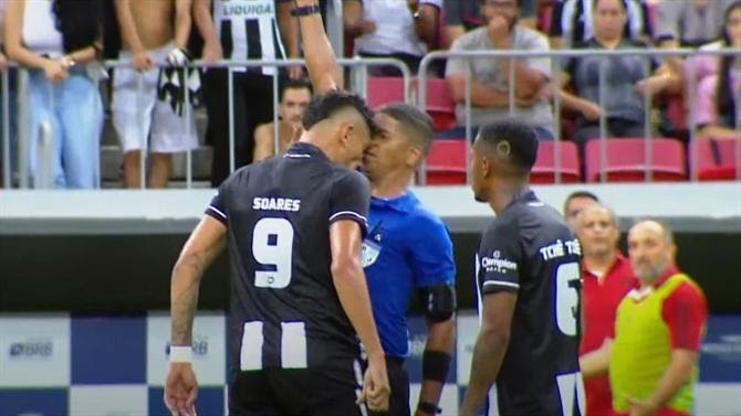 Antigo avançado do FC Porto deu cabeçada no árbitro após ser expulso