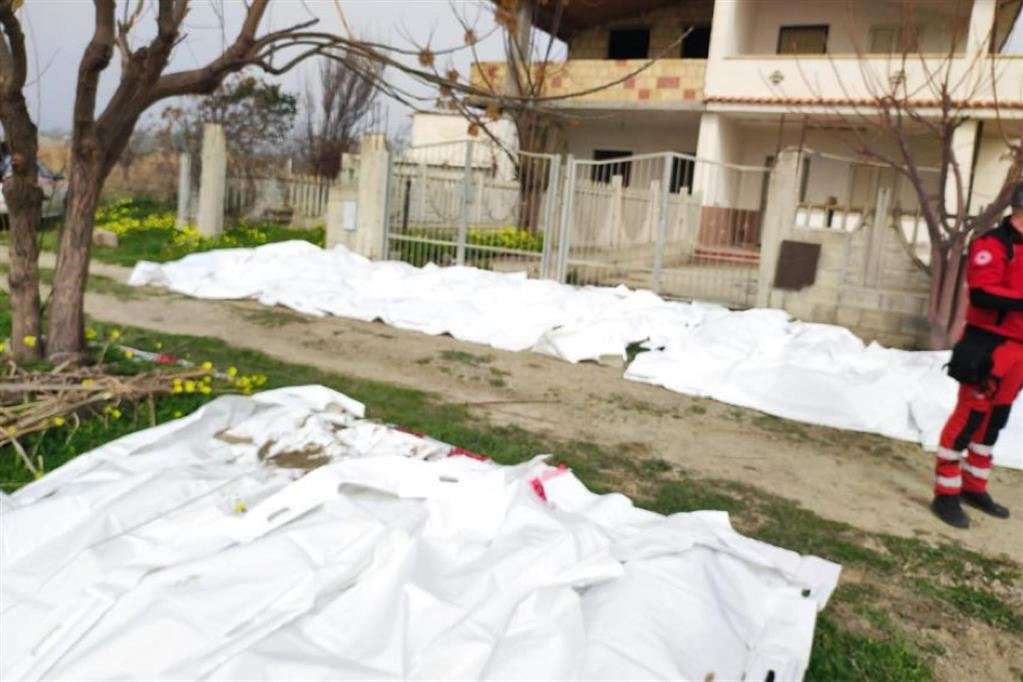 Naufrágio de barco de migrantes deixa mais 30 mortos na Itália | O TEMPO