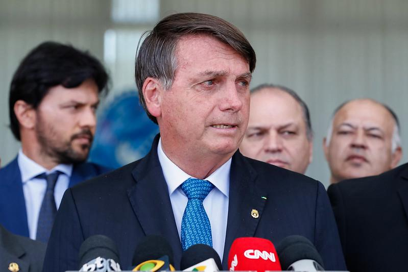 Bolsonaro avalia proibir Huawei na rede 5G do Brasil