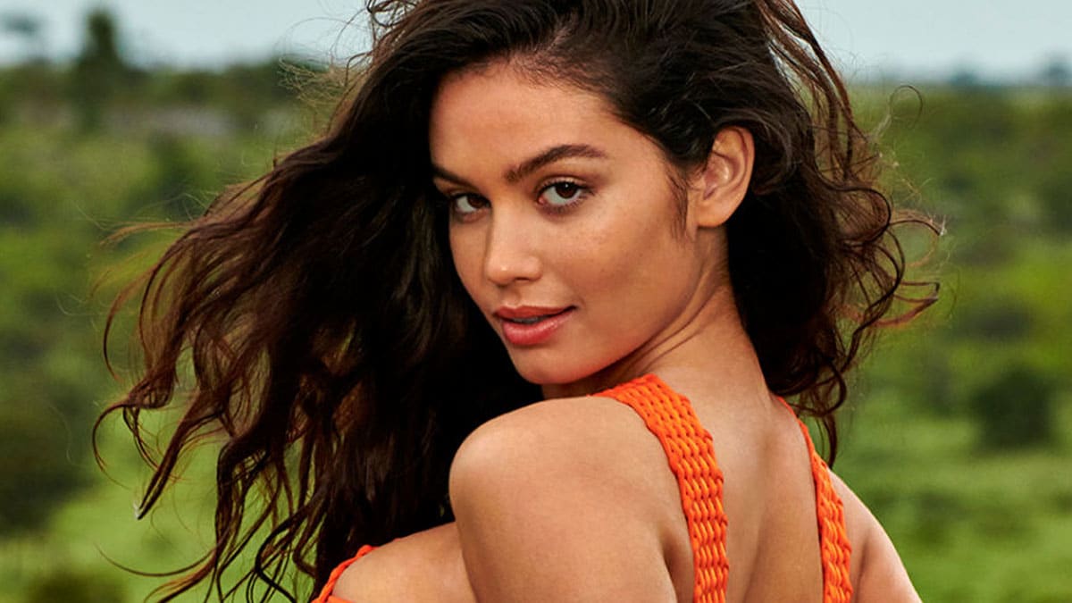 The Story Behind When Anne de Paula Was Asked to Pose With Lions in Kenya