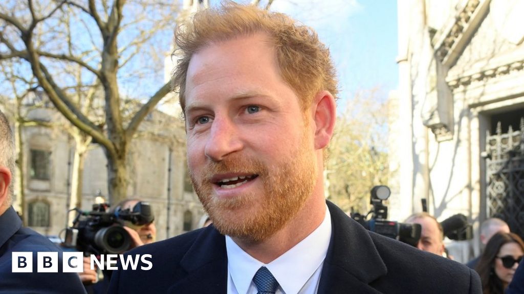 Prince Harry turns up to High Court in Associated Newspapers hearing