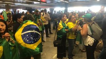 Avião com Bolsonaro pousa com esquema de segurança reforçado e apoiadores no aeroporto