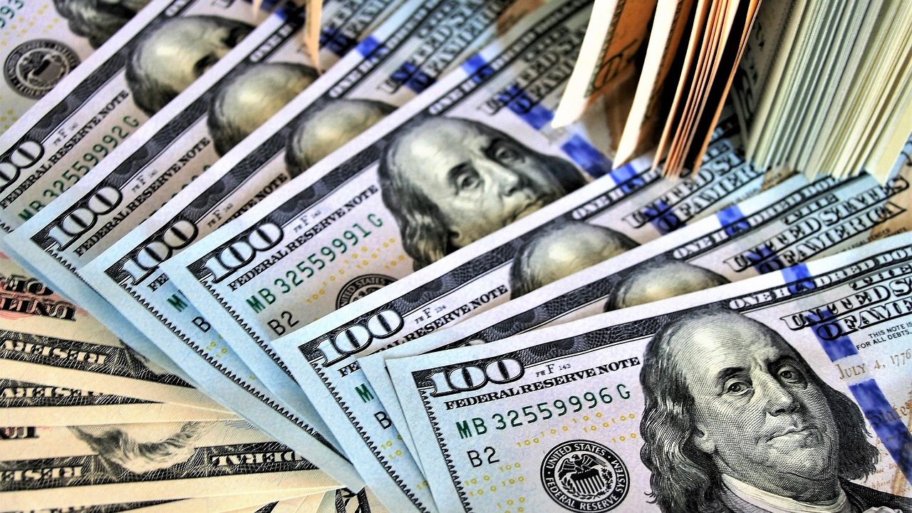 Dólar sustenta queda de mais de 1% com exterior positivo