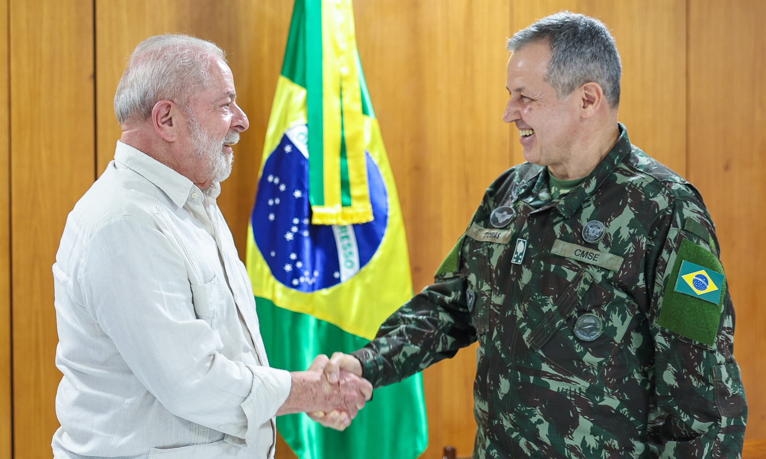 Comandante do Exército de Lula recebe R$ 770 mil em penduricalhos em dois meses
