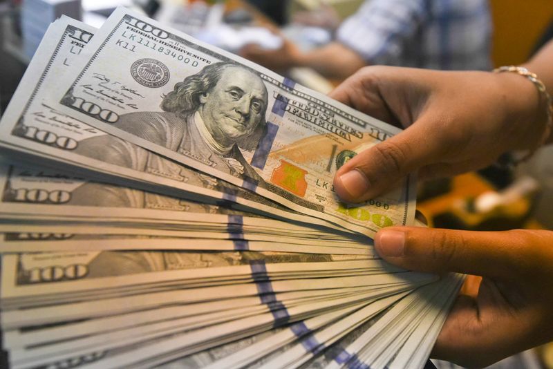 Dólar passa a subir e se aproxima de R$5 com ajustes e nova cautela fiscal - ISTOÉ DINHEIRO