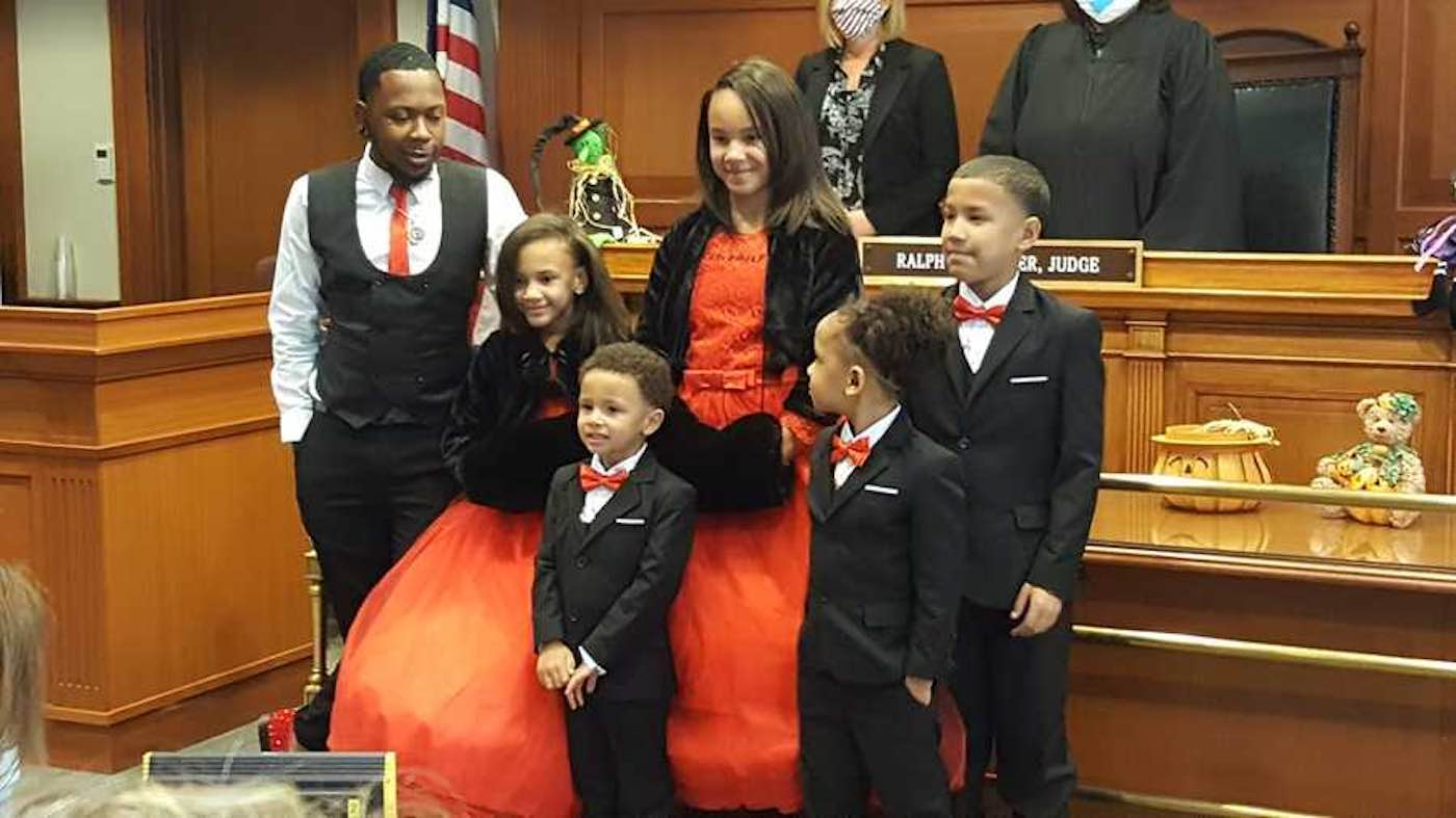 Single Foster Dad Adopts 5 Siblings So They Won’t Have to Be Apart Like He Was in His Childhood
