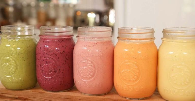 Café da manhã poderoso: aprenda a preparar 5 smoothies diferentes para cada dia da semana