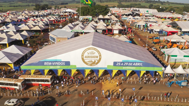 Tarcísio replica política de Bolsonaro e distribui títulos de terra na Agrishow