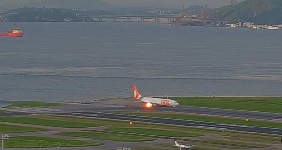 Vídeo: turbina de avião pega fogo na decolagem e fecha aeroporto Santos Dumont | Metrópoles