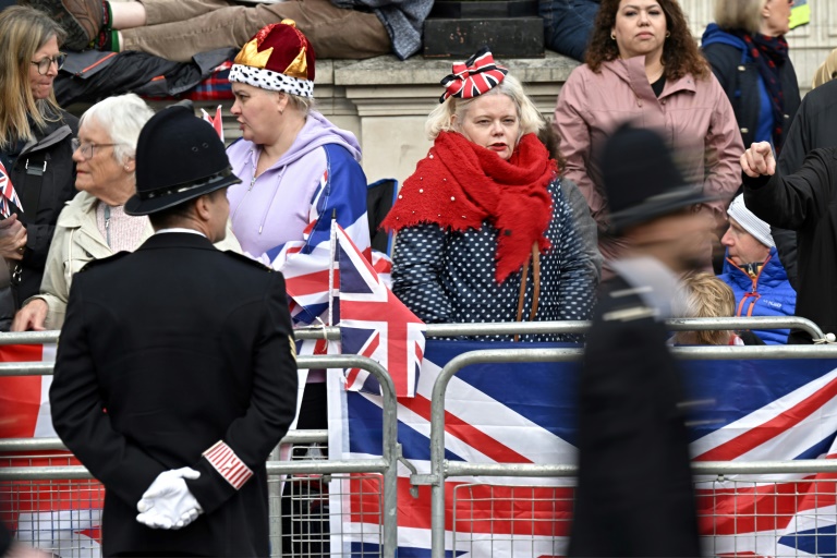 Milhares de pessoas lotam as ruas de Londres para coroação de Charles III - ISTOÉ DINHEIRO