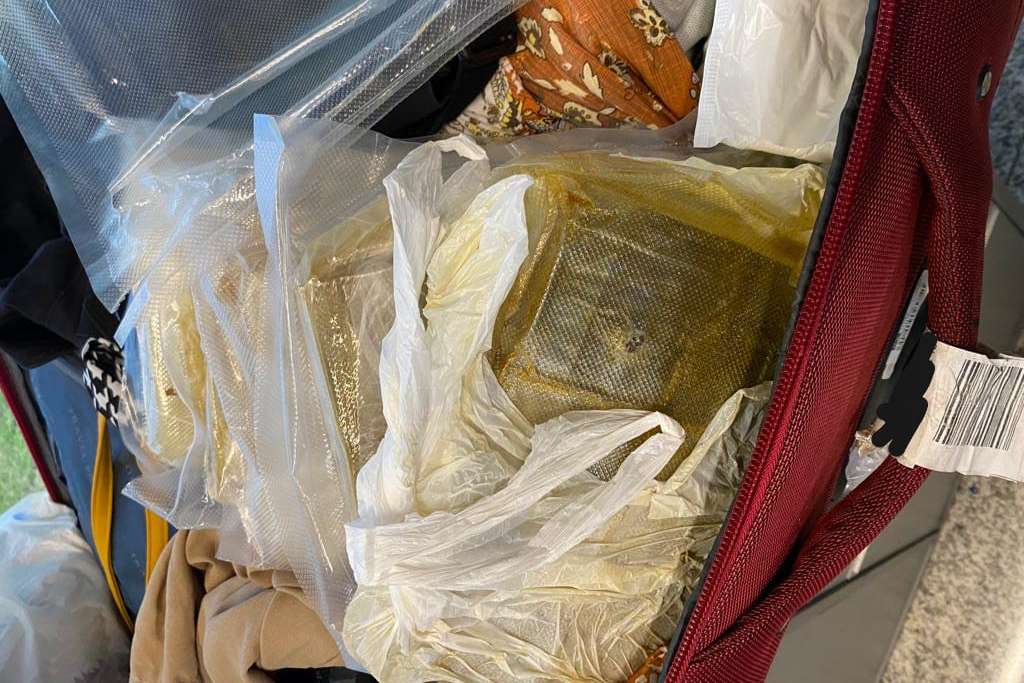 Mulher é presa com mais de 3 kg de haxixe em mala no Aeroporto de Confins | O TEMPO