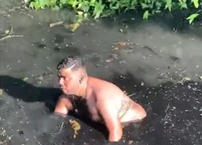 Homem ‘mergulha’ em esgoto na Zona Oeste do Rio para tentar recuperar celular