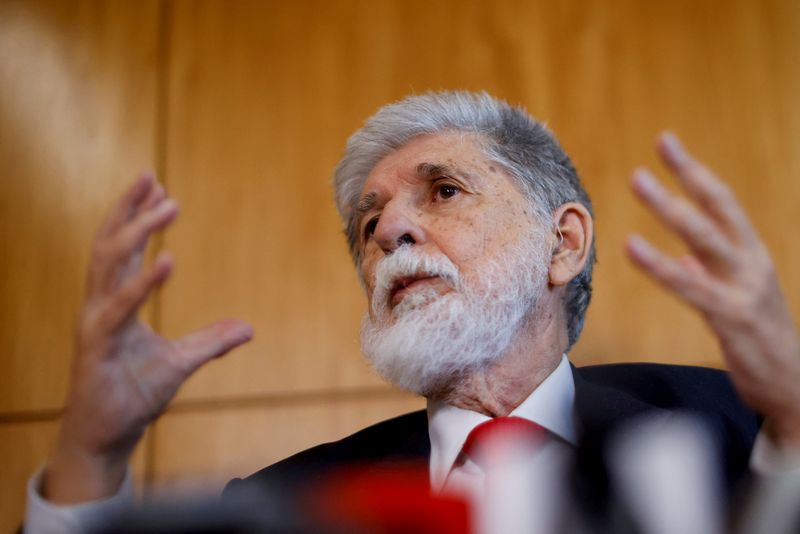 Amorim chega à Ucrânia para levar a Zelenskiy proposta de Lula por negociação de paz - ISTOÉ DINHEIRO