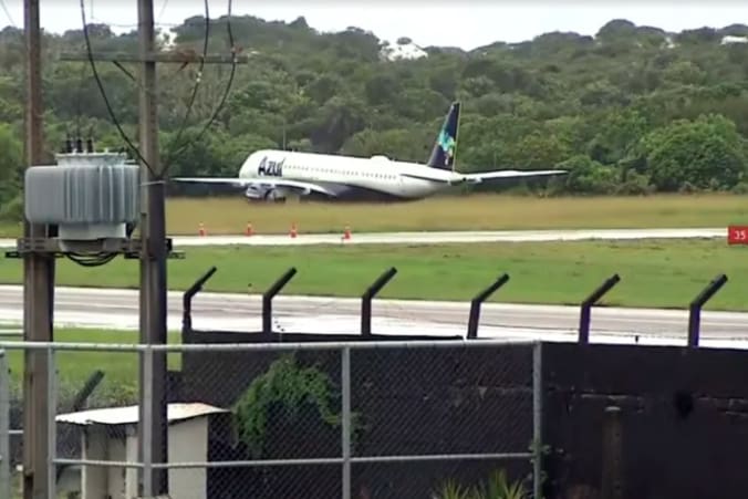 Avião perde controle e sai da pista durante pouso no Aeroporto de Salvador | O TEMPO