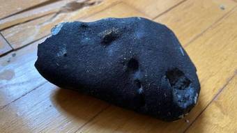 Meteorito de bilhões de anos cai na Terra e quebra telhado de mulher nos Estados Unidos