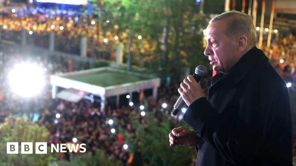 Erdogan leads as Turkey heads for election run-off