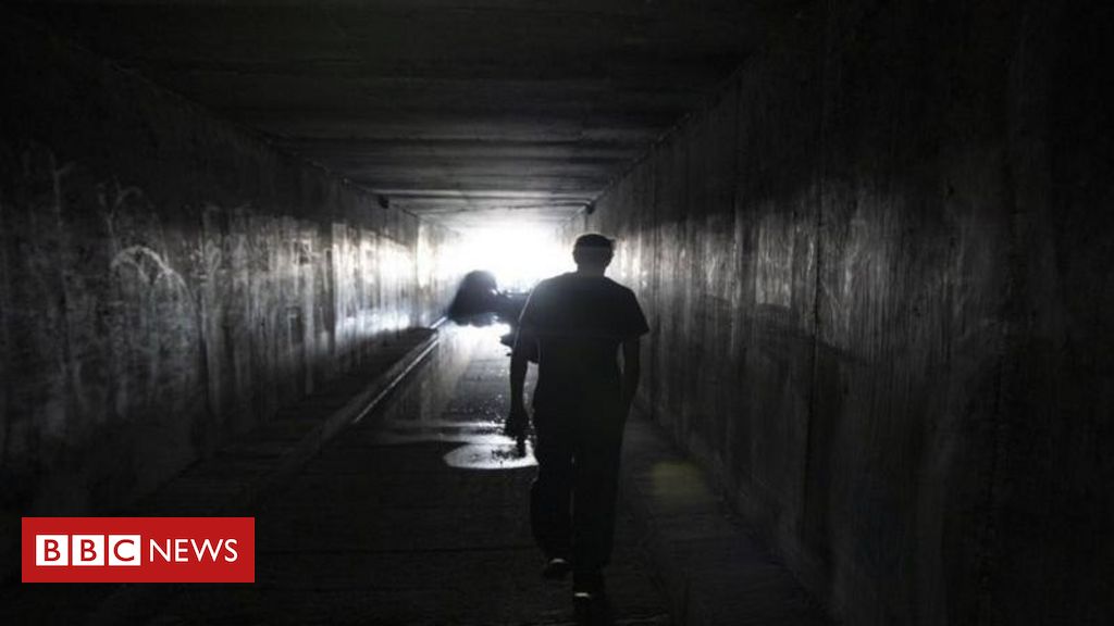 ‘Vim para desaparecer’: a perigosa cidade subterrânea onde vivem centenas de pessoas em Las Vegas - BBC News Brasil