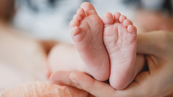 Bebê que sofria com espasmos é diagnosticado com síndrome rara