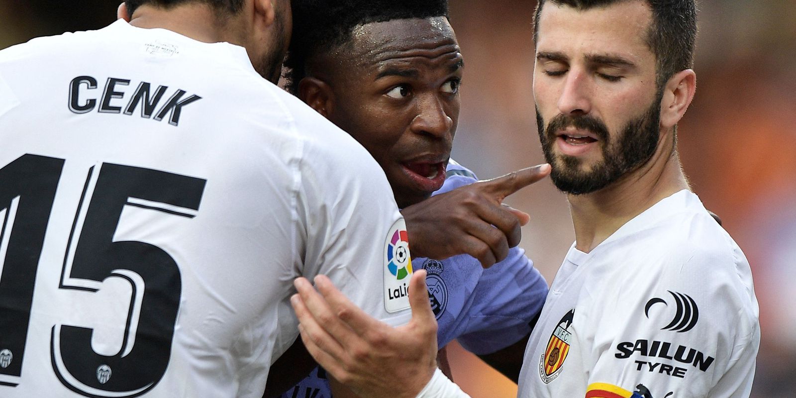 Em derrota do Real Madrid, Vini Jr sofre racismo novamente