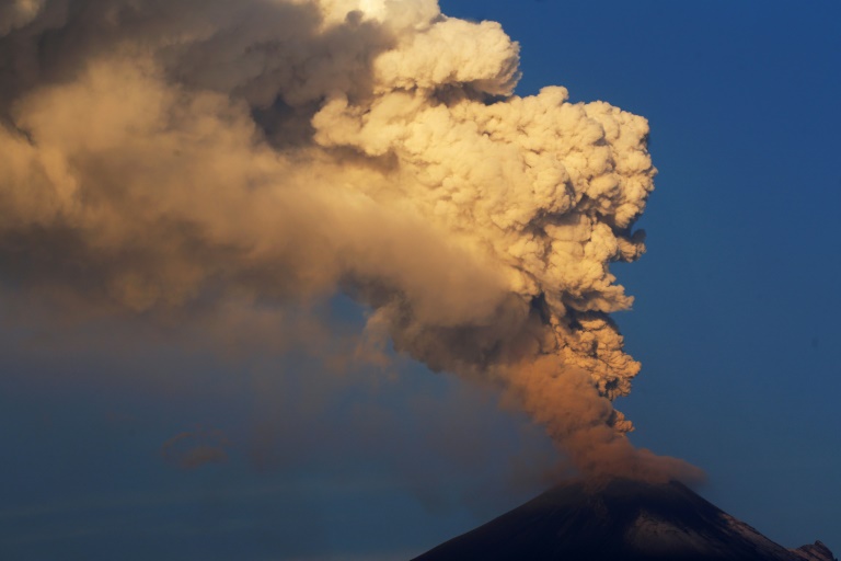 Vulcão Popocatépetl mantém emissão de gases e cinzas no México