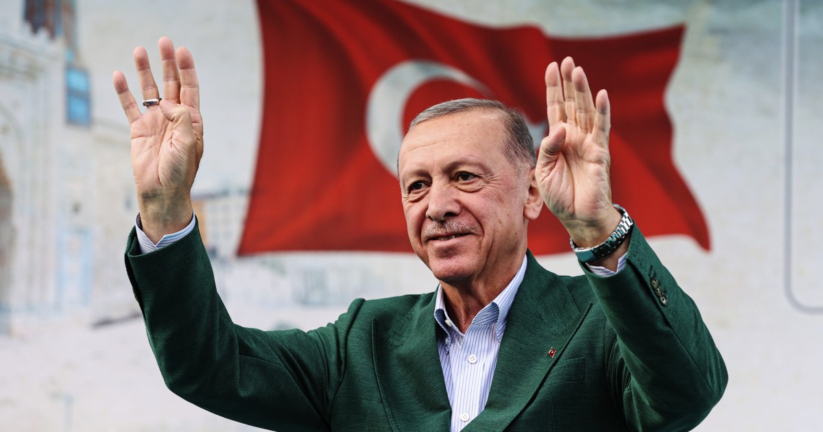 Turkey's Recep Tayyip Erdogan looks to hold onto power in presidential run-off