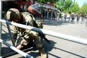 Otan anuncia mobilização de forças adicionais no Kosovo após confrontos