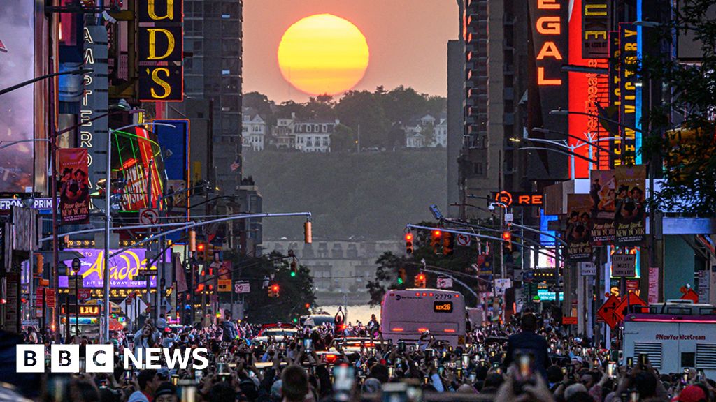 Manhattanhenge: New Yorkers gather for city spectacle