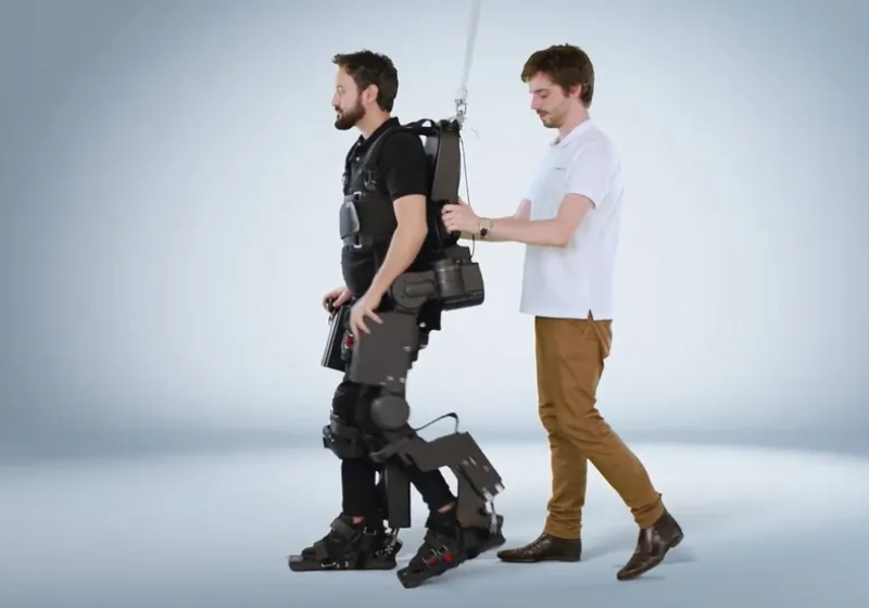 Exoesqueleto que ajuda cadeirante andar chegará ao SUS por SP - Só Notícia Boa