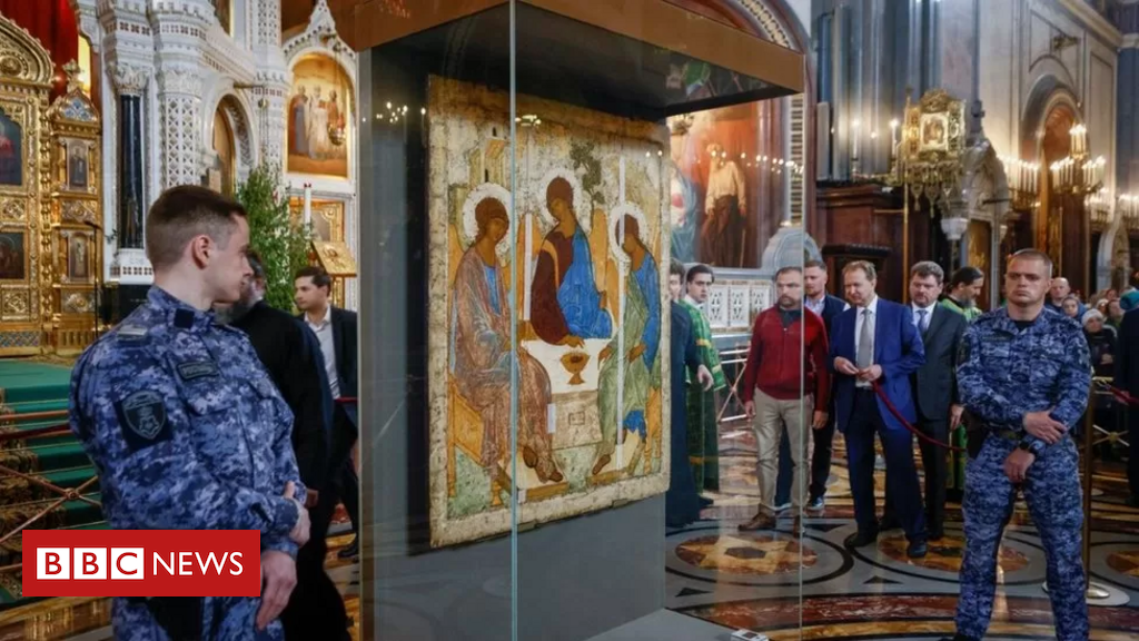 Por que Putin colocou pintura da Santíssima Trindade em exibição numa catedral - BBC News Brasil