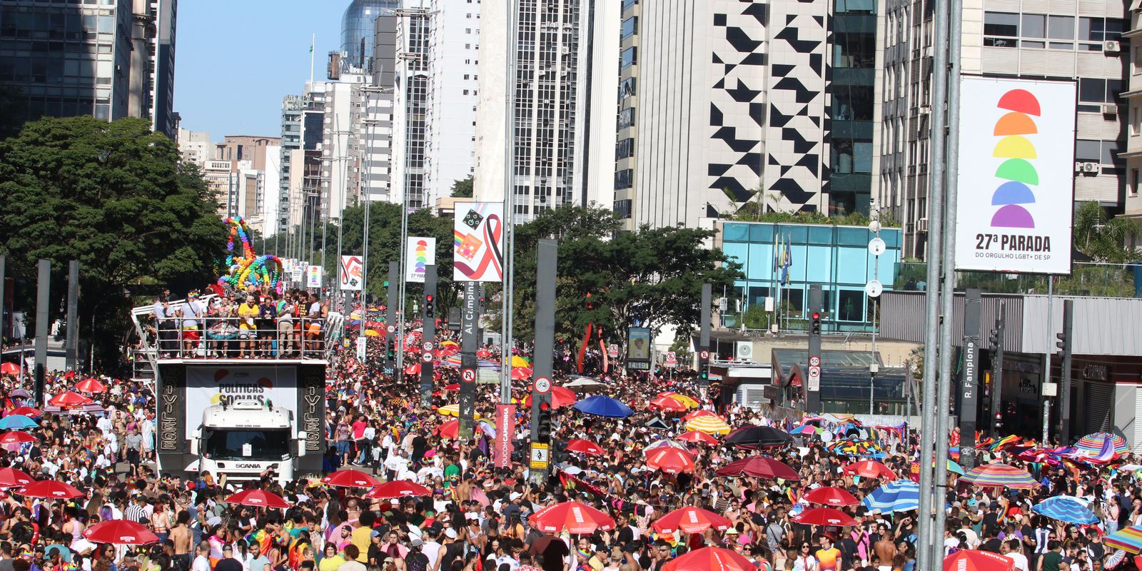 Parada LGBT une luta por políticas e festa na Avenida Paulista