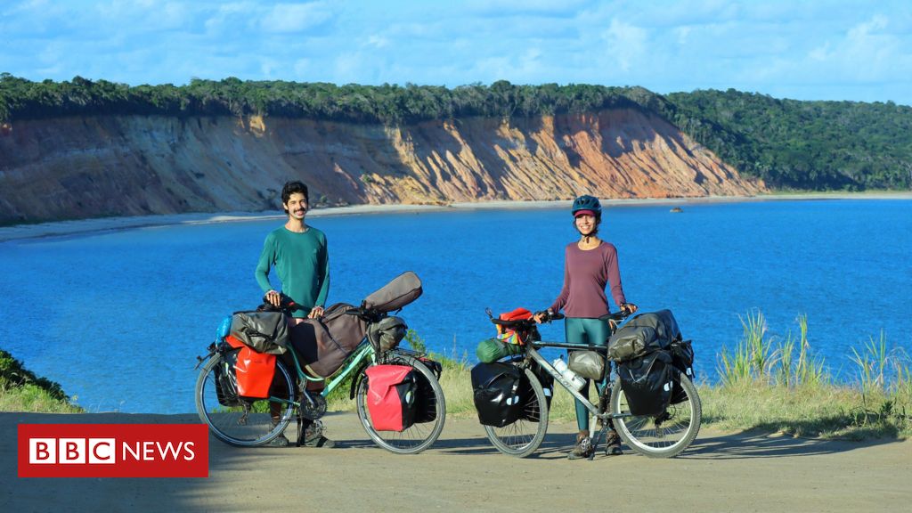 O casal que foi viajar com R$ 67 e percorreu 11 mil km de bicicleta em 6 anos - BBC News Brasil