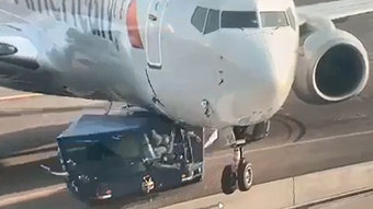 Avião destrói trator de reboque em acidente em aeroporto de Nova York; veja a cena