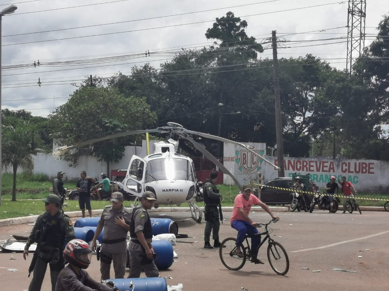 #URGENTE Helicóptero do governo tenta decolar em Rio Branco e bate hélice em caminhão - ac24horas.com - Notícias do Acre