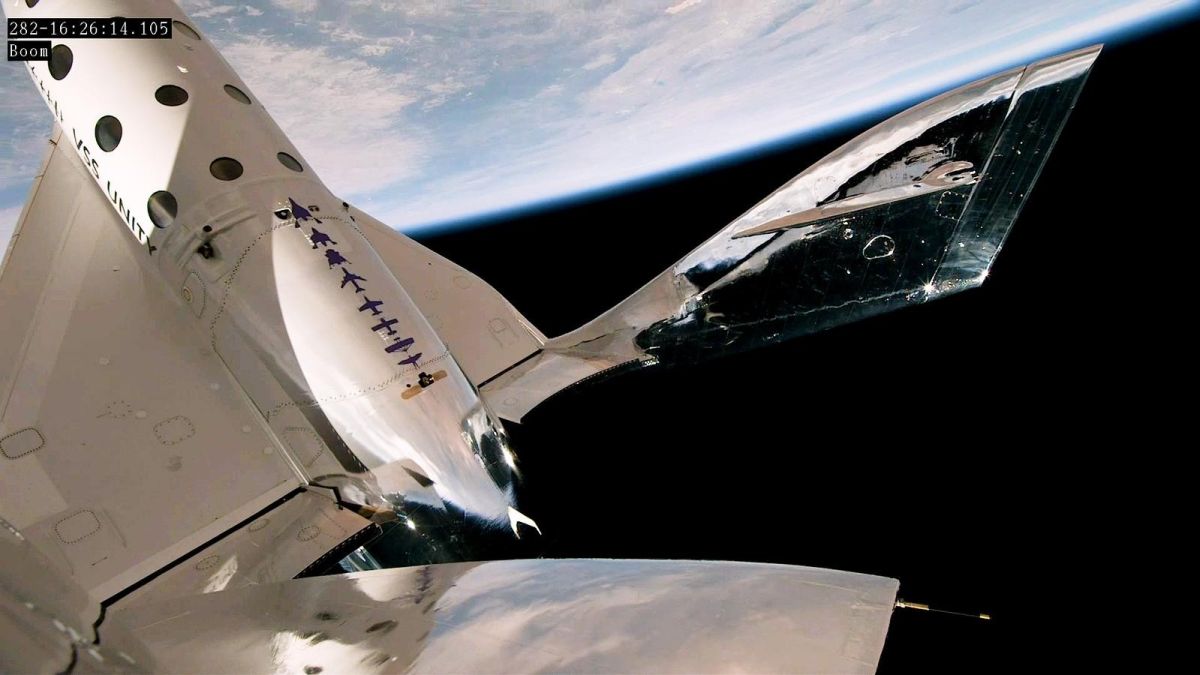 Watch Virgin Galactic's 1st commercial spaceflight launch live online in this livestream today
