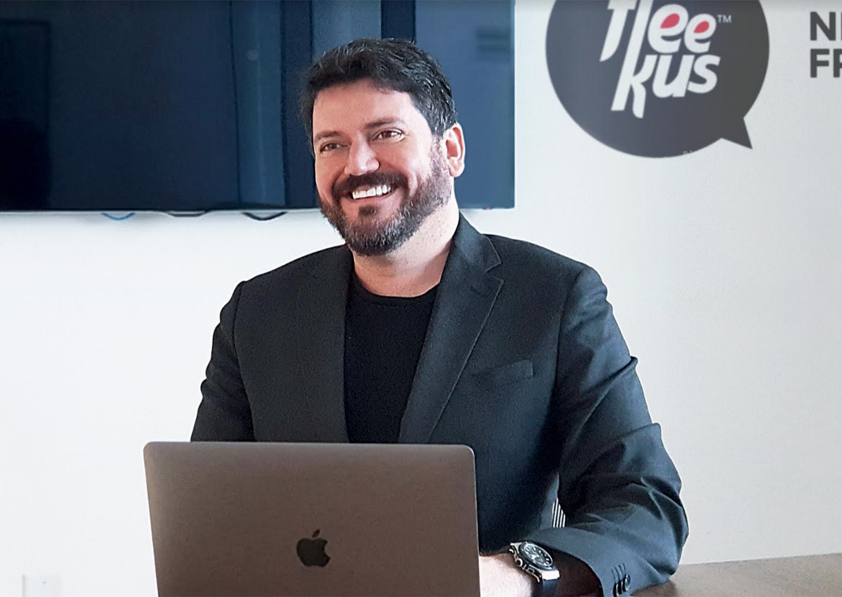 Chico Vartulli apresenta o empresário Márcio Escudeiro que comemora o sucesso da plataforma Fleekus.com - Revista do Villa