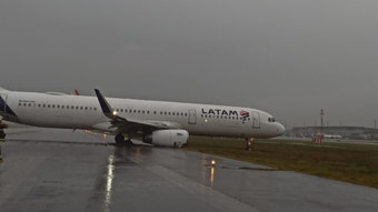 Avião da LATAM sofre acidente e sai da pista durante pouso em Florianópolis; veja