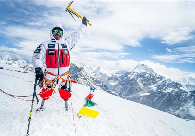 Homem é o 1º amputado das duas pernas a subir o Monte Everest - Só Notícia Boa