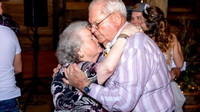 Covid-19: De mãos dadas, casal morre em leito de hospital após 61 anos de união