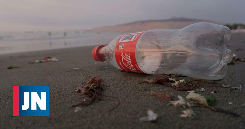 Prefere garrafas de plástico? Coca-Cola diz que sim, ambientalistas dizem que não