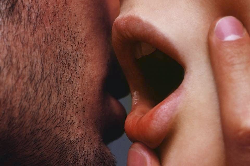 Beijo na boca faz diferença para o orgasmo feminino, aponta estudo