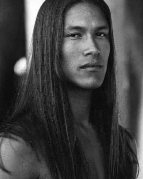Os cabelos longos do índio nativo americano