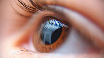 Paciente com ceratocone coça os olhos e perde a visão; entenda o problema ocular 